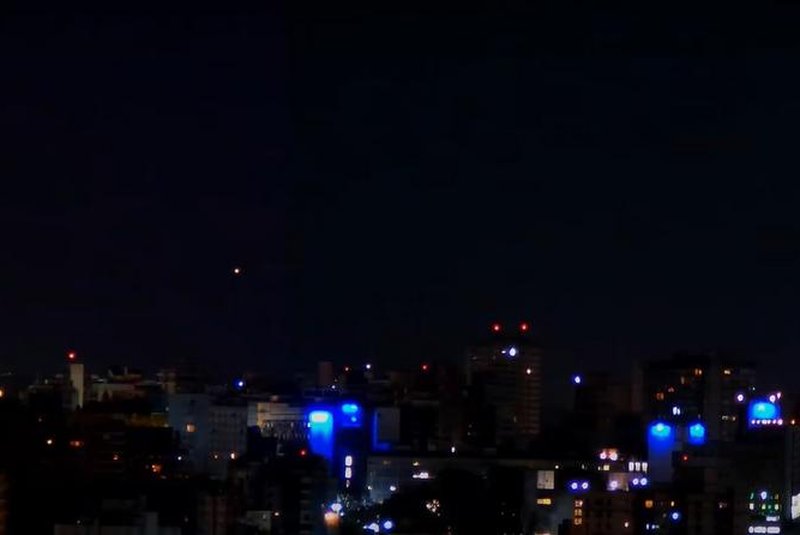 ***FRAME*** Gravações não oficiais feitas por equipamentos instalados nas proximidades do Aeroporto Salgado Filho, em Porto Alegre, revelam que mais pilotos teriam enxergado no céu luzes azuis não identificadas, na noite do sábado (5).Reprodução/YouTube/Câmera Pôr do Sol Guaíba<!-- NICAID(15257365) -->