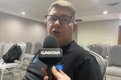 Vice de futebol fala sobre procura do Grêmio por reforços: "Alguns nomes já estão em negociação"<!-- NICAID(16083945) -->