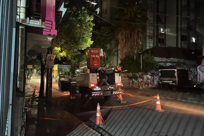 Equipe da CEEE Equatorial trabalha em rede após temporal que deixou milhares sem energia em Porto Alegre no dia 1º de janeiro de 2025.<!-- NICAID(15946374) -->