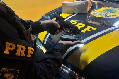 Tia e sobrinha são presas com arma e munições dentro de ônibus na BR-158, em Santa Maria<!-- NICAID(15892354) -->