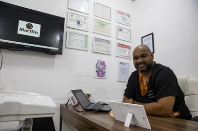 PORTO ALEGRE, RS, BRASIL, 06.10.2023: Retrato do proprietário Sáiron Cunha de Quadros, 42 anos. A Marffin é uma clinica Odontológica criada pelo dentista Sáiron Cunha de Quadros, 42, morador do bairro Cavalhada. Ao todo no local há 07 dentistas todos negros. O foco do negócio é atender a periferia. O empreendimento é um dos dez classificados para a edicão nacional da Expofavela que ocorrerá em 01/12 , em São Paulo. Foto: Camila Hermes/Agencia RBS<!-- NICAID(15562844) -->
