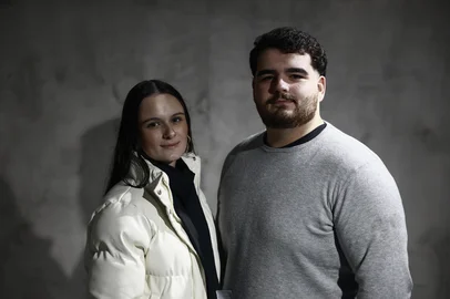PORTO ALEGRE, RS, BRASIL, 15-07-2025: Retratos de namorada, familiares e amigo de João Gabriel Delamare, jovem de 20 anos que morreu durante meia maratona em Porto Alegre. João tinha uma condição cardíaca difícil de detectar. Após sua morte, namorada e amigos criaram a ONG Corre com o Coração, com o objetivo de levar informação a atletas profissionais e amadores. Na foto: João Pedro Farias, vice-presidente da ONG e amigo de João Gabriel com Mariana Pieri, presidente da ONG e namorada de João Gabriel Foto: André Ávila/Agência RBSIndexador: Andre Avila<!-- NICAID(16081233) -->