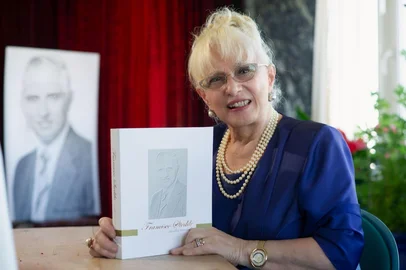 “Francisco Stedile, modus vivendi” é o novo livro da pesquisadora Véra Stedile Zattera.O lançamento da obra, no dia 17 de maio, data relativa ao aniversário de ambos, pai e filha, será feito para a sua grande família e os colaboradores da empresa em um ambiente privado. Na ocasião, estarão sendo comemorados os 103 anos de nascimento de Francisco, que veio a falecer em 2005, aos 83 anos de idade. <!-- NICAID(16032282) -->