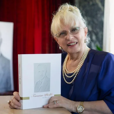 “Francisco Stedile, modus vivendi” é o novo livro da pesquisadora Véra Stedile Zattera.O lançamento da obra, no dia 17 de maio, data relativa ao aniversário de ambos, pai e filha, será feito para a sua grande família e os colaboradores da empresa em um ambiente privado. Na ocasião, estarão sendo comemorados os 103 anos de nascimento de Francisco, que veio a falecer em 2005, aos 83 anos de idade. <!-- NICAID(16032282) -->