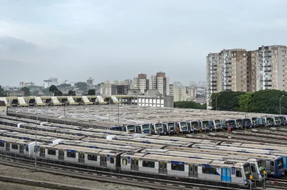 View of subway trains standing on railtracks in Sao Paulo, Brazil, on November 28, 2023, during a strike called by subway and metropolitan train workers to oppose plans to privatize the city's metro lines. (Photo by NELSON ALMEIDA / AFP)Editoria: FINLocal: Sao PauloIndexador: NELSON ALMEIDASecao: strikeFonte: AFPFotógrafo: STF<!-- NICAID(15610743) -->