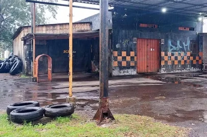 Um funcionário de uma borracharia morreu após a explosão de um pneu em Canoas, na Região Metropolitana de Porto Alegre. O acidente aconteceu por volta das 19h de quarta-feira (16), enquanto o profissional realizava a troca do acessório.<!-- NICAID(16082258) -->