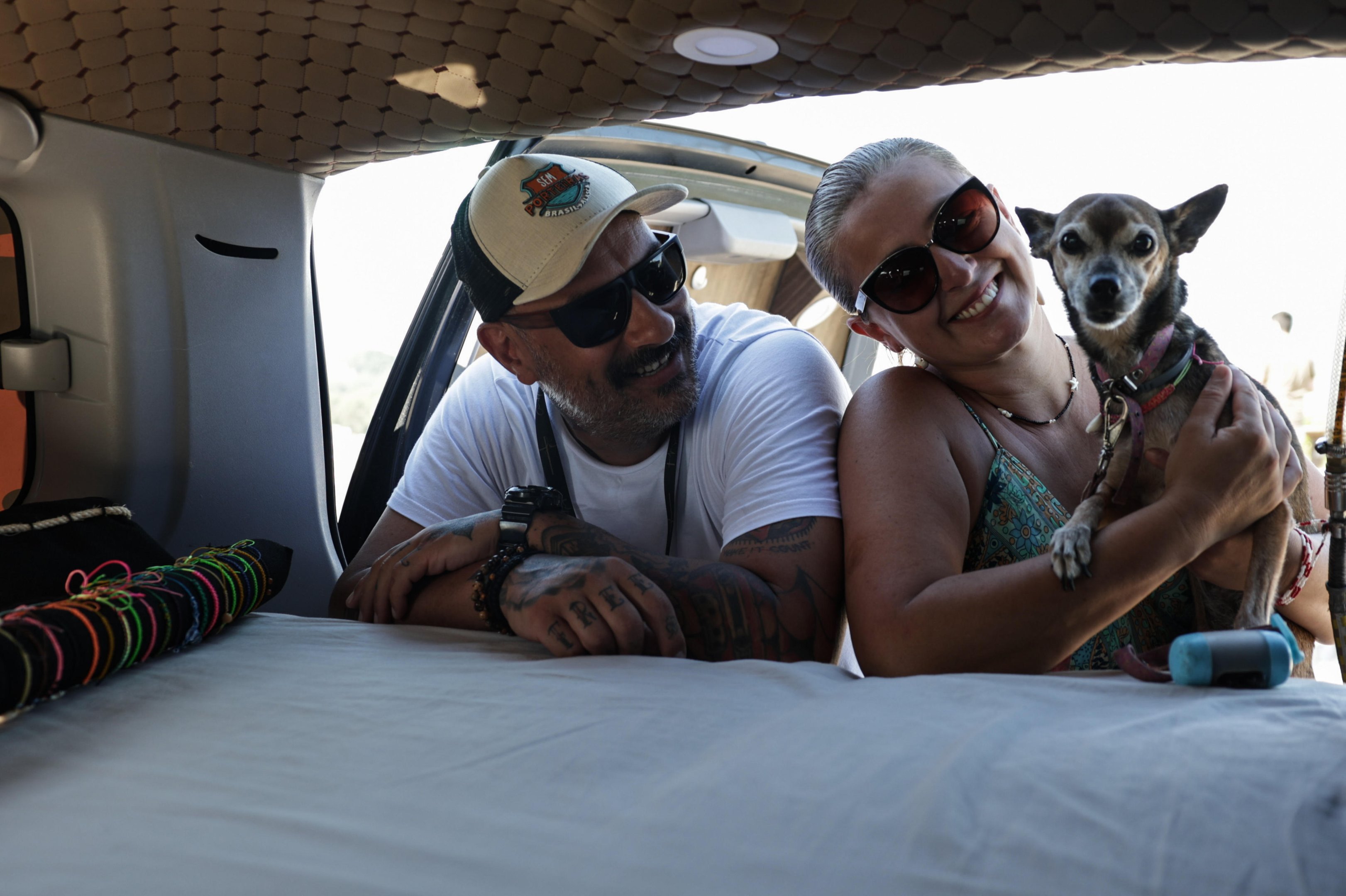 Casal de ga&uacute;chos vende s&iacute;tio e "congela" empresa para viajar de carro do RS at&eacute; o Alasca