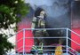 Após 20 horas, bombeiros seguem rescaldo de incêndio em indústria farmacêutica em Caxias