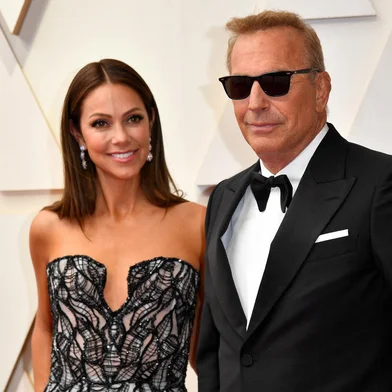 94th Annual Academy Awards - ArrivalsUS actor Kevin Costner(R) and his wife Christine Baumgartner attend the 94th Oscars at the Dolby Theatre in Hollywood, California on March 27, 2022. (Photo by ANGELA  WEISS / AFP)Editoria: ACELocal: HollywoodIndexador: ANGELA  WEISSSecao: celebrityFonte: AFPFotógrafo: STF<!-- NICAID(15418296) -->