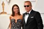 94th Annual Academy Awards - ArrivalsUS actor Kevin Costner(R) and his wife Christine Baumgartner attend the 94th Oscars at the Dolby Theatre in Hollywood, California on March 27, 2022. (Photo by ANGELA  WEISS / AFP)Editoria: ACELocal: HollywoodIndexador: ANGELA  WEISSSecao: celebrityFonte: AFPFotógrafo: STF<!-- NICAID(15418296) -->