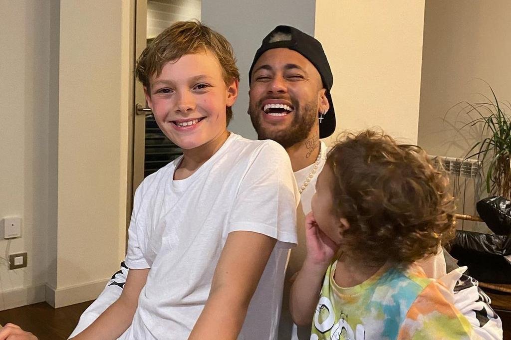 Morando em Barcelona, com inglês fluente e longe dos gramados, filho de  Neymar completa 12 anos | GZH