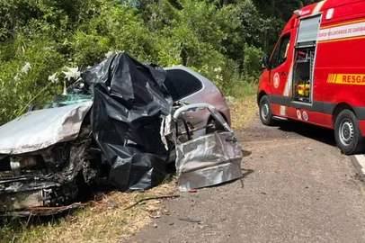 Motorista morre em colisão entre carro e caminhão na RS-453, em Boa Vista do SulUm homem morreu em um acidente na manhã desta quarta-feira (22), na RS-453, em Boa Vista do Sul. Ele era motorista de um Palio que colidiu contra um caminhão no quilômetro 79 da rodovia estadual, próximo à praça de pedágio do município.<!-- NICAID(15959234) -->