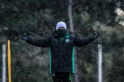 Juventude realiza treinamento no CT e com neve<!-- NICAID(14847305) -->