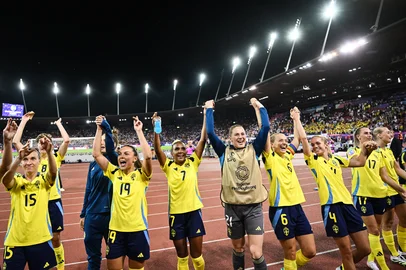 Sweden's players celebrate with their supporters after winning the UEFA Women's Euro 2025 Group C football match between Sweden and Germany at Letzigrund Stadium in Zurich, on July 12, 2025. (Photo by SEBASTIEN BOZON / AFP)<!-- NICAID(16080089) -->