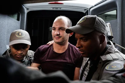 CACHOEIRINHA, RS, BRASIL, 20-02-2026: A chegada do policial militar Cristiano Domingues Francisco para depoimento na 2ª Delegacia de Policia de Cachoeirinha. O policial  é o principal suspeito do desaparecimento de Silvana Germann de Aguiar e seus pais, Isail e Dalmira, que não são vistos desde o final de janeiro. Fotos: Renan Mattos/Agencia RBS<!-- NICAID(16229495) -->