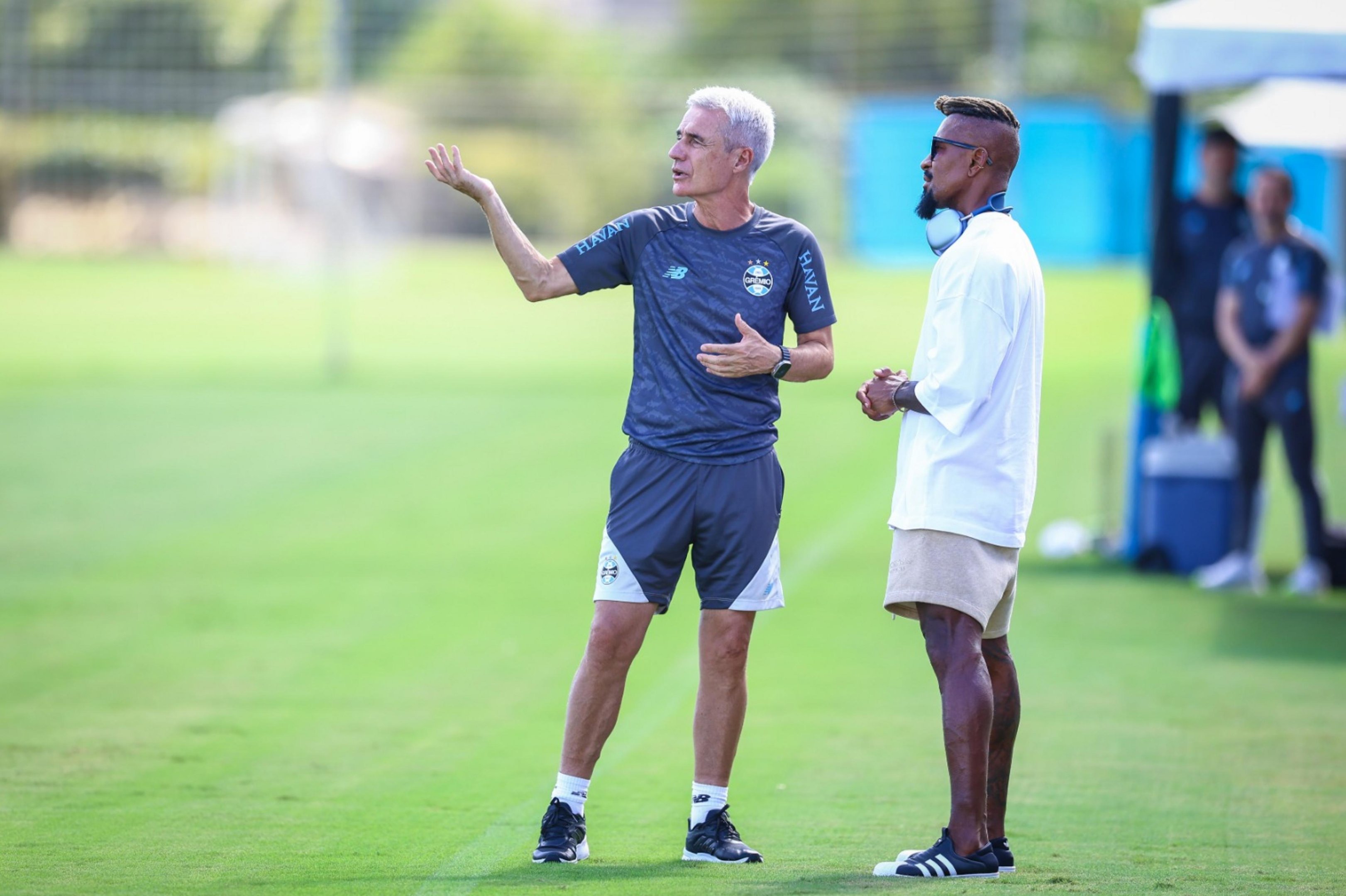Ex-jogador do Gr&ecirc;mio e da Sele&ccedil;&atilde;o acompanha treino e elogia Lu&iacute;s Castro: &ldquo;Treinador de quem gosto muito&rdquo;