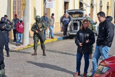 As duas operações, com apoio de policiais militares, fiscais federais e deflagradas pelas Forças Armadas e pela Polícia Civil, confluíram para a região das docas de Rio Grande
