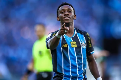 Gremio x CoritibaRS - FUTEBOL/CAMPEONATO BRASILEIRO 2026/GREMIO x CORITIBA - ESPORTES - Lance da partida entre Gremio e Coritiba disputada na tarde deste domingo,  na Arena do Gremio, em partida valida pela Campeonato Brasileiro 2026. FOTO: LUCAS UEBEL/GREMIO FBPAEditoria: SPOLocal: Porto AlegreIndexador: Lucas UebelSecao: futebolFonte: Gremio.netFotógrafo: Gremio x Coritiba<!-- NICAID(16273330) -->