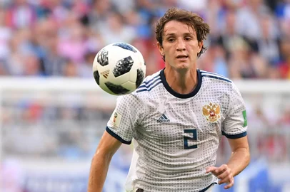 Russia's defender Mario Fernandes runs with the ball during the Russia 2018 World Cup Group A football match between Uruguay and Russia at the Samara Arena in Samara on June 25, 2018. / AFP PHOTO / EMMANUEL DUNAND / RESTRICTED TO EDITORIAL USE - NO MOBILE PUSH ALERTS/S<!-- NICAID(13616902) -->