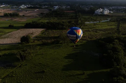 Renan Mattos / Agencia RBS TORRES, RS, BRASIL, 12-01-2026: Um sobrevoo por Torres com a hepta campeã nacional de balonismo, Laís Pinho. A trajetória de Laís iniciou aos dez anos, primeira vez que flutuou pelos ares do litoral norte ao lado do pai. Com mais 1000 horas de voo, além das competições, ela atua como instrutura e em voos comercias na África. Foto: Renan Mattos / Agência RBSLocal: Passo de Torres<!-- NICAID(16202463) -->