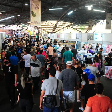 CAXIAS DO SUL, RS, BRASIL, 06/03/2022. 33ª Festa Nacional da Uva - movimento nos pavilhões no último dia da Festuva. Milhares de pessoas passaram a tarde nos Pavilhões da Festa da Uva. (Porthus Junior/Agência RBS)<!-- NICAID(15034477) -->