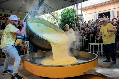 César Silvestro / Divulgação O Polentaço de Monte Belo do Sul tem um novo recorde de público. Durante o sábado(17) e o domingo(18) passaram pela Praça Padre José Forlin, 25 mil pessoas que puderam conferir uma das celebrações mais autênticas da imigração italiana. <!-- NICAID(16287150) -->