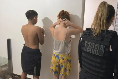 Em junho deste ano, a Polícia Civil do Rio Grande do Sul prendeu em São Paulo suspeitos de integrarem um grupo criminoso por trás de golpes contra médicos gaúchos. As apreensões daquela primeira fase permitiram que os policiais descobrissem como funcionava o esquema. A organização criminosa chegou a fazer uso de "sósias" das vítimas e de inteligência artificial para forjar documentos e invadir contas bancárias. Uma nova etapa da Operação Medici Umbra é deflagrada nesta terça-feira (12) em três Estados. A investigação é do Departamento Estadual de Repressão aos Crimes Cibernéticos. Nesta manhã, os policiais cumprem três mandados de prisão preventiva e outros três de busca e apreensão em São Paulo, em Ananindeua, no Pará, e em Vila Velha, no Espírito Santo.<!-- NICAID(16099528) -->