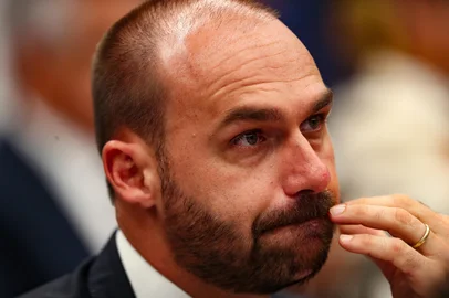 Eduardo Bolsonaro anuncia que irá de licenciar do cargo de deputado federal e irá viver nos EUADF - EDUARDO BOLSONARO/LICENÇA/ANÚNCIO/EUA - POLÍTICA - Foto de arquivo de 28/03/2023 do   deputado federal Eduardo Bolsonaro (PL-  SP) em sessão da Comissão de   Constituição e Justiça (CCJ) da Câmara,   no Congresso Nacional, em Brasília   IDF). O filho do ex-presidente Jair   Bolsonaro (PL) anunciou nesta terça-  feira, 18 de março de 2025, em suas   redes sociais que irá se licenciar do   cargo e deve permanecer nos Estados   Unidos. O parlamentar afirma ser   perseguido pelo ministro Alexandre de   Moraes. A Primeira Turma do Supremo   Tribunal Federal (STF) decide na   próxima semana se irá tornar o ex-  presidente réu por tentativa de golpe   de Estado.   28/03/2023 - Foto: WILTON JUNIOR/ESTADÃO CONTEÚDOEditoria: POLÍTICALocal: BRASÍLIAIndexador: WILTON JUNIORFonte: ESTADAO CONTEUDOFotógrafo: ESTADÃO CONTEÚDO<!-- NICAID(15998010) -->