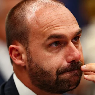 Eduardo Bolsonaro anuncia que irá de licenciar do cargo de deputado federal e irá viver nos EUADF - EDUARDO BOLSONARO/LICENÇA/ANÚNCIO/EUA - POLÍTICA - Foto de arquivo de 28/03/2023 do   deputado federal Eduardo Bolsonaro (PL-  SP) em sessão da Comissão de   Constituição e Justiça (CCJ) da Câmara,   no Congresso Nacional, em Brasília   IDF). O filho do ex-presidente Jair   Bolsonaro (PL) anunciou nesta terça-  feira, 18 de março de 2025, em suas   redes sociais que irá se licenciar do   cargo e deve permanecer nos Estados   Unidos. O parlamentar afirma ser   perseguido pelo ministro Alexandre de   Moraes. A Primeira Turma do Supremo   Tribunal Federal (STF) decide na   próxima semana se irá tornar o ex-  presidente réu por tentativa de golpe   de Estado.   28/03/2023 - Foto: WILTON JUNIOR/ESTADÃO CONTEÚDOEditoria: POLÍTICALocal: BRASÍLIAIndexador: WILTON JUNIORFonte: ESTADAO CONTEUDOFotógrafo: ESTADÃO CONTEÚDO<!-- NICAID(15998010) -->