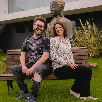 Sergginho Branchi e sua irmã Isabel Cristina Branchi desenvolvem uma parceria iniciada há 30 que, estreitada pelos laços familiares, se expande para a vida no Centro de Beleza Sergginho Branchi.<!-- NICAID(14700411) -->
