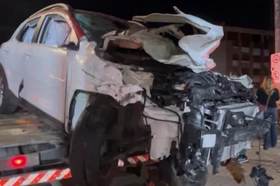 Um carro invadiu um estacionamento e danificou outros três veículos na madrugada deste sábado (6) na zona norte de Porto Alegre. Conforme a EPTC, o Kia Stonic transitava pela Plínio Brasil Milano e não venceu a rótula da  Rua José da Silva. <!-- NICAID(16300984) -->