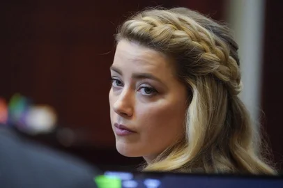 Actor Amber Heard arrives for closing arguments in the Depp v. Heard trial at the Fairfax County Circuit Courthouse in Fairfax, Virginia, on May 27, 2022. - Actor Johnny Depp is suing ex-wife Amber Heard for libel after she wrote an op-ed piece in The Washington Post in 2018 referring to herself as a public figure representing domestic abuse. (Photo by Steve Helber / POOL / AFP)Editoria: CLJLocal: FairfaxIndexador: STEVE HELBERSecao: justice and rightsFonte: POOLFotógrafo: STR<!-- NICAID(15109178) -->