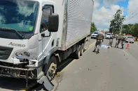 CACHOEIRINHA, RS, BRASIL - 17/10/2026 - Um motociclista morreu, no início da tarde deste sábado (17), após um acidente de trânsito em Cachoeirinha, na Região Metropolitana. A ocorrência envolveu uma moto, conduzida pela vítima, um carro e um caminhã (Foto: Brigada Militar/Divulgação)<!-- NICAID(16389507) -->