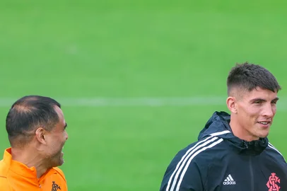 Mercado (E), Rochet e Valencia (D) participam de treino do Inter no CT Parque Gigante.<!-- NICAID(15587650) -->