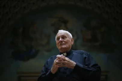 Novo Hamburgo, RS, BRASIL,  26/05/2022- Paulo Müller, 85 anos, teve frustrado o início da vida religiosa em três oportunidades: aos 9, aos 14 e depois que serviu ao Exército. Desistiu, casou e teve quatro filhos. Em 1989, sua esposa morreu. Acreditou ser um aviso de Deus: pediu ao arcebispo uma licença para retomar os estudos e, com autorização do Papa João Paulo ll, pôde ser ordenado. Hoje é padre auxiliar em Novo Hamburgo. Mais recentemente, casou um dos seus quatro netos, em Porto Alegre. Foto: Lauro Alves  / Agencia RBS<!-- NICAID(15107294) -->