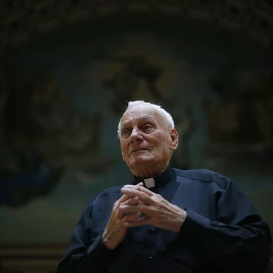 Novo Hamburgo, RS, BRASIL,  26/05/2022- Paulo Müller, 85 anos, teve frustrado o início da vida religiosa em três oportunidades: aos 9, aos 14 e depois que serviu ao Exército. Desistiu, casou e teve quatro filhos. Em 1989, sua esposa morreu. Acreditou ser um aviso de Deus: pediu ao arcebispo uma licença para retomar os estudos e, com autorização do Papa João Paulo ll, pôde ser ordenado. Hoje é padre auxiliar em Novo Hamburgo. Mais recentemente, casou um dos seus quatro netos, em Porto Alegre. Foto: Lauro Alves  / Agencia RBS<!-- NICAID(15107294) -->