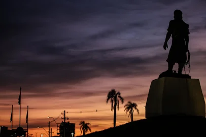 PORTO ALEGRE, RS, BRASIL, 31/07/2024- Nascer do sol em Porto Alegre. Foto: Duda Fortes / Agencia RBS<!-- NICAID(15827956) -->