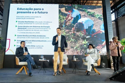Apresentação do plano de descarbonização do governo do RS. Na foto: chefe da Casa Civil, Artur Lemos; governador Eduardo Leite; secretária do Meio Ambiente, Marjorie Kauffmann<!-- NICAID(16050987) -->