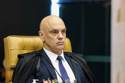 Rosinei Coutinho/STF / STF BRASÍLIA, DF, BRASIL, 15-09-2026: O plenário do Supremo Tribunal Federal (STF) se reúne nesta terça-feira (15) para analisar relatório sobre a ligação do ministro Alexandre de Moraes com o banqueiro Daniel Vorcaro, ex-dono do Banco Master, e decidir se o ministro será investigado. Na corte, espera-se que as tensões cheguem ao ápice, sem espaço para pacificação. Ao iniciar a sessão, o presidente do STF, Edson Fachin, mencionou o período difícil pelo qual passa a corte e destacou que o Supremo não deve julgar pessoas, mas, sim, fatos. "A decisão pertence ao plenário, não a um ministro individualmente", declarou. O procurador Paulo Gonet, que foi citado por Vorcaro em mensagens, também participa da sessão. Foto:Rosinei Coutinho/STFIndexador: Rosinei Coutinho/STF<!-- NICAID(16366135) -->