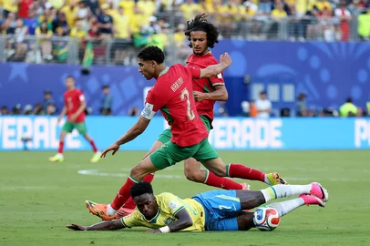 DARRIAN TRAYNOR / GETTY IMAGES NORTH AMERICA / Getty Images via AFP EAST RUTHERFORD, NEW JERSEY - JUNE 13: Achraf Hakimi #2 of Morocco and Vinicius Junior #7 of Brazil collide during the FIFA World Cup 2026 Group C match between Brazil and Morocco at New York New Jersey Stadium on June 13, 2026 in East Rutherford, New Jersey. Darrian Traynor/Getty Images/AFP (Photo by Darrian Traynor / GETTY IMAGES NORTH AMERICA / Getty Images via AFP)<!-- NICAID(16305918) -->