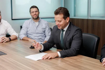 Cônsul-geral da Itália, Valerio Caruso, assinando o contrato de compra da nova sede do consultado da Italia - Foto: Vitor Ceolin/Divulgação <!-- NICAID(15993288) -->