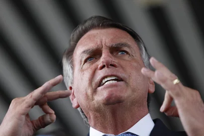 Bolsonaro diz ser alvo de acusações graves e infundadas e volta a atacar urnasDF - TRAMA GOLPISTA/STF/BOLSONARO/JULGAMENTO/DISCURSO - POLÍTICA - Pouco depois de se tornar réu no   Supremo Tribunal Federal (STF) por   tentativa de golpe de Estado, o ex-  presidente Jair Bolsonaro (PL) afirmou   que é alvo de acusações "graves e   infundadas" ao falar à imprensa em   Brasília, nesta quarta-feira, 26 de   março de 2025. Bolsonaro também voltou   a atacar as urnas eletrônicas,   afirmando que não é obrigado a confiar   em um "programador". Segundo o ex-  presidente, que junto a outros sete   aliados se tornou réu após decisão   unânime da Primeira Turma do STF, ele é   acusado injustamente de liderar a trama   golpista por defender o voto impresso e   questionar o resultado das eleições de   2022.   26/03/2025 - Foto: WILTON JUNIOR/ESTADÃO CONTEÚDOEditoria: POLÍTICALocal: BRASÍLIAIndexador: WILTON JUNIORFotógrafo: ESTADÃO CONTEÚDO<!-- NICAID(16004206) -->