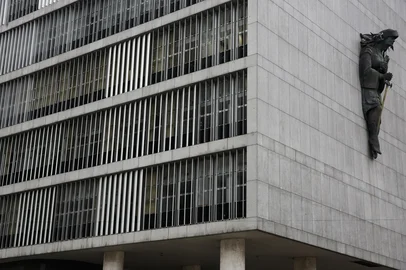 PORTO ALEGRE, RS, BRASIL, 18-06-2021: Palacio da Justica. Especial sobre arquitetura de Porto Alegre. Entorno da Praca da Matriz, na regiao central, tem predios de tres seculos diferentes. (Foto: Mateus Bruxel / Agencia RBS)Indexador: Mateus Bruxel<!-- NICAID(14812806) -->