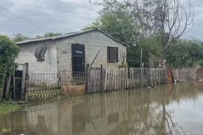 Cerca de 300 pessoas precisaram sair de casa no Rio Grande do Sul por causa das cheias de rios na Fronteira Oeste.De acordo com a Defesa Civil, mais de 90 pessoas foram afetadas diretamente pela cheia do Rio Uruguai em Uruguaiana, enquanto outras 250 seguem fora de casa em Alegrete por conta do Rio Ibirapuitã, que já apresenta redução no nível, mas segue afetando ruas da cidade.<!-- NICAID(16382985) -->