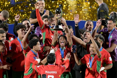 Morocco's players celebrate with the trophy after winning the 2025 FIFA U-20 World Cup final football match between Argentina and Morocco at the National Stadium in Santiago on October 19, 2025. (Photo by Rodrigo ARANGUA / AFP)<!-- NICAID(16150161) -->