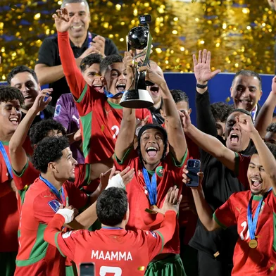 Morocco's players celebrate with the trophy after winning the 2025 FIFA U-20 World Cup final football match between Argentina and Morocco at the National Stadium in Santiago on October 19, 2025. (Photo by Rodrigo ARANGUA / AFP)<!-- NICAID(16150161) -->
