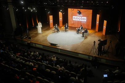 PORTO ALEGRE, RS, BRASIL, 06-08-2026: Debate com os principais candidatos ao governo do Rio Grande do Sul promovido pela Rádio Gaúcha no Teatro da Pucrs. Participam Gabriel Souza (MDB), Juliana Brizola (PDT), Luciano Zucco (PL) e Marcelo Maranata (PSDB). Evento dá início à cobertura oficial do pleito estadual de 2026. Foto: Mateus Bruxel/Grupo RBSIndexador: MATEUS BRUXEL<!-- NICAID(16341107) -->