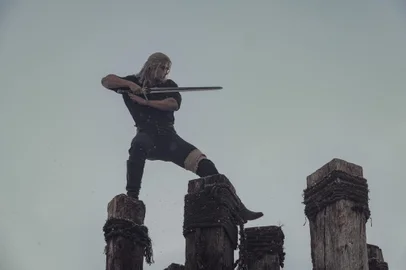 Henry Cavill como Geralt em cena da segunda temporada de The Witcher<!-- NICAID(14968397) -->