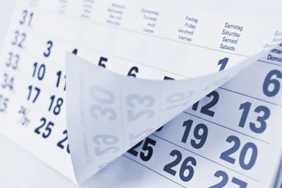 Close up a blue toned calendar page   Fonte: 16620631<!-- NICAID(16234272) -->