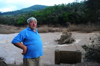 COTIPORÃ, RS, BRASIL, 19/09/2023. Pontes bloqueadas ou levadas pela enchurrada do dia 04/09. A reportagem do Pioneiro percorreu os desvios, conferiu as condições das estradas e de que forma a comunidade local convive com a situação. Na foto, local onde ficava a ponte sobre o rio Carreiro, na estrada Dois Lajeados, entre Cotiporã e São Valentim do Sul. (Porthus Junior/Agência RBS)<!-- NICAID(15548497) -->